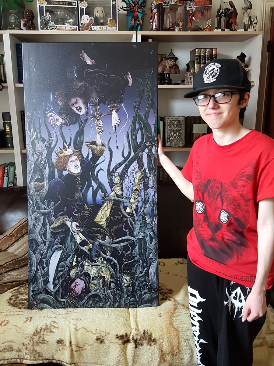 ▪️ Family gifted me a huge canvas print of my Briar Rose illustration to hang above my desk! ✨ It's HUGE! 🤩

#digitalillustration #canvasprint #fairytale #artistontwitter #characterdesign #myart