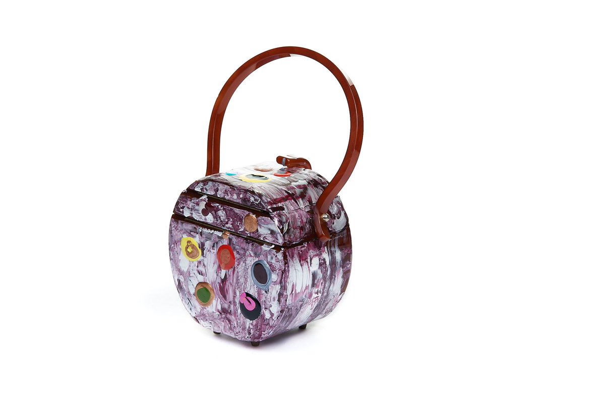 myemptybag_ca's tweet photo. No foolin’, lots of secret compartments in this hand-painted vintage Bakelite purse. #aprilfools 

Find this #oneofakind purse and more at https://t.co/wKjWt6X5tK

@kalsey_photography 

#purses #handbags #wallets #suitcases #briefcases #vintage https://t.co/tlxMM0k2aL