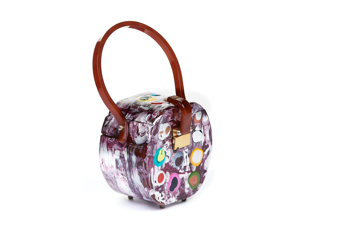 myemptybag_ca's tweet photo. No foolin’, lots of secret compartments in this hand-painted vintage Bakelite purse. #aprilfools 

Find this #oneofakind purse and more at https://t.co/wKjWt6X5tK

@kalsey_photography 

#purses #handbags #wallets #suitcases #briefcases #vintage https://t.co/tlxMM0k2aL