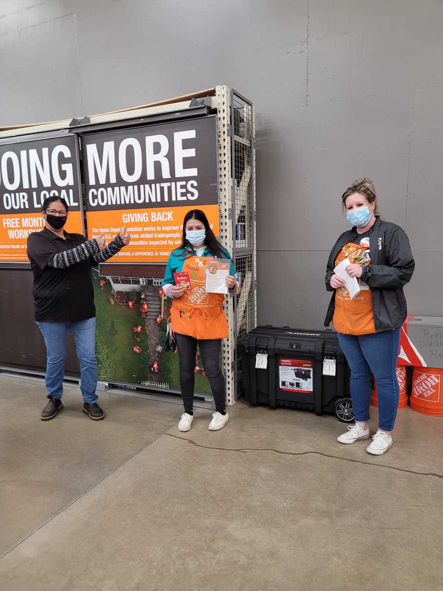 DanielleStagno1's tweet photo. FES Melissa recognizing HC Rhonda for all her hardwork and taking care of her people!!! @HalesJeremy @ORANGEoregonian @peerbux_adam @jillbarnes201 @tjj851 @melissa71108680 https://t.co/y0WJnSoRr4