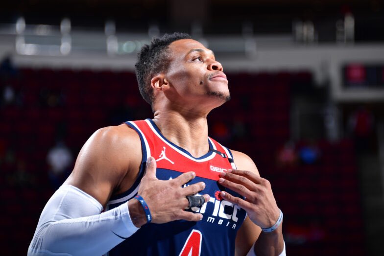 TheHoopsAlerts's tweet image. Russell Westbrook this season:

21.8 PPG
10.3 RPG
10.6 APG

4th time in his career he’s averaging a triple double 🤯
