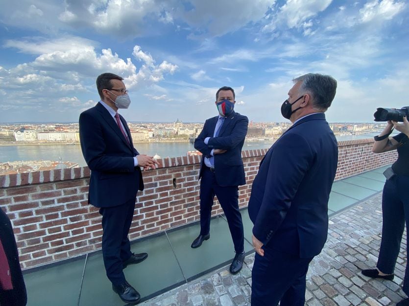 Europa, Salvini lancia l’asse sovranista con Orbán e Morawiecki dlvr.it/RwqJQ1