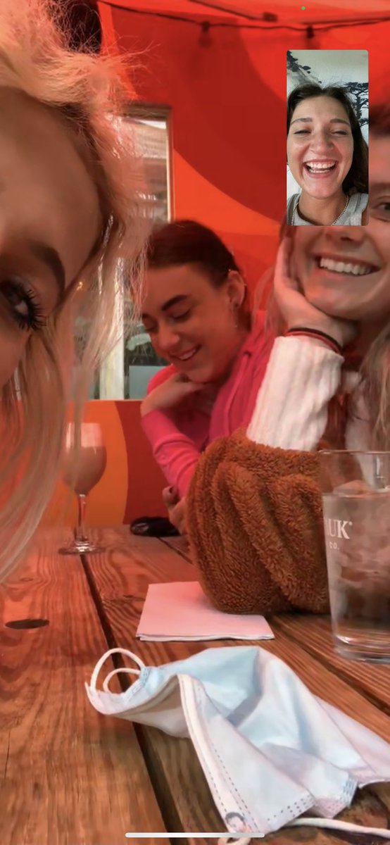 livalitttttle's tweet photo. get some friends that FaceTime you when they’re all together in a cool cafe in nyc bc they miss you :,) <3 https://t.co/TDrSGXatLx
