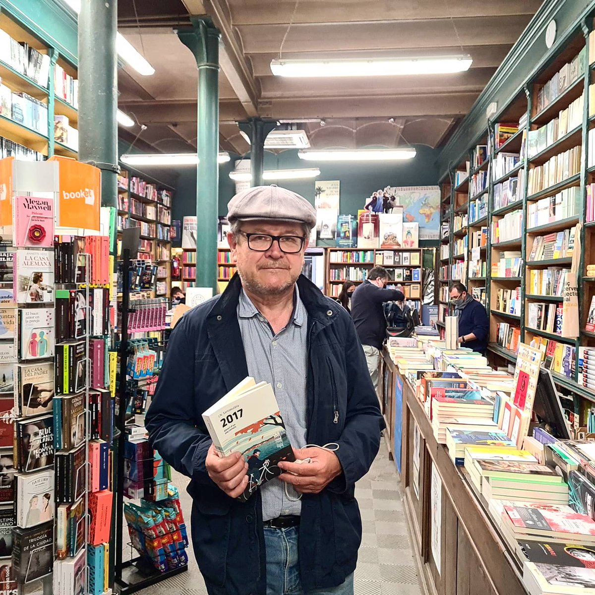LlibreriaG's tweet photo. Acabem de rebre la visita d'en J.N. Santaeulàlia!! L'hem segrestat una estona per elogiar el seu darrer llibre, el dietari '2017'. Un obra íntima i meravellosa que no us podeu perdre! #totcomençaenunallibreria #jnsantaeulàlia #escriptorscatalans #llibreriageli #editorialgavarres https://t.co/szqwDKd7VI