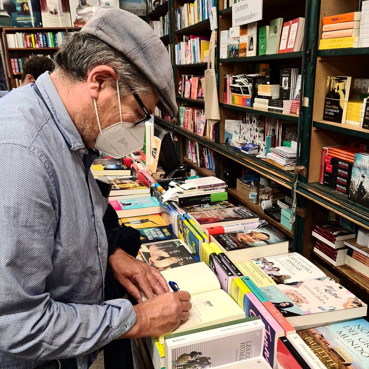 LlibreriaG's tweet photo. Acabem de rebre la visita d'en J.N. Santaeulàlia!! L'hem segrestat una estona per elogiar el seu darrer llibre, el dietari '2017'. Un obra íntima i meravellosa que no us podeu perdre! #totcomençaenunallibreria #jnsantaeulàlia #escriptorscatalans #llibreriageli #editorialgavarres https://t.co/szqwDKd7VI