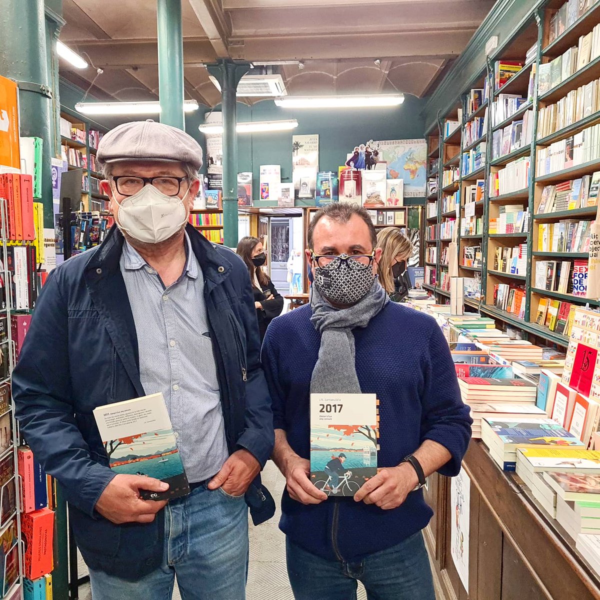 LlibreriaG's tweet photo. Acabem de rebre la visita d'en J.N. Santaeulàlia!! L'hem segrestat una estona per elogiar el seu darrer llibre, el dietari '2017'. Un obra íntima i meravellosa que no us podeu perdre! #totcomençaenunallibreria #jnsantaeulàlia #escriptorscatalans #llibreriageli #editorialgavarres https://t.co/szqwDKd7VI