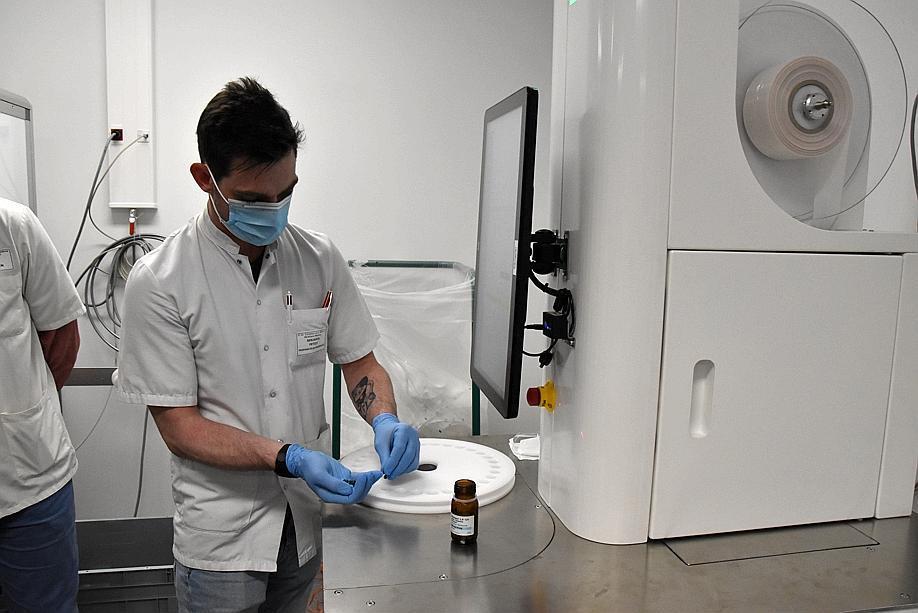 lejsl's tweet photo. 🏥 #ChalonSurSaône L'hôpital innove à tous les étages. Près de 3 millions d'euros ont été investis dans trois projets : parc photovoltaïque, avitaillement de l’hélicoptère du Samu et installation d'automates pour distribuer les médicaments 💰 https://t.co/VH8ZDxZGYp https://t.co/LGtoWUyF8o