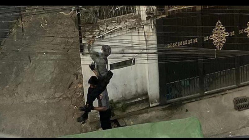 #Apr1Coup Hlaing. 

SMASHING CCTV to prevent evidence gathering. 

SAC junta raiding homes in Hlaing Myint Moe Housing.  

#WhatsHappeningInMyanmar