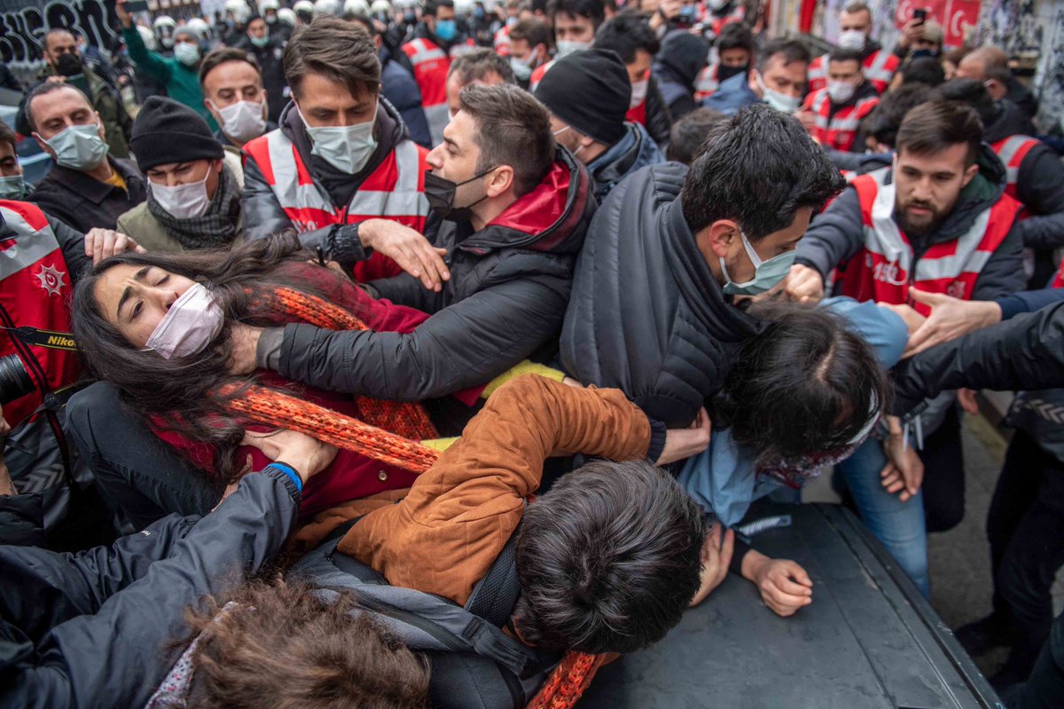 Kilicbil's tweet photo. Turkish police officers try to detain a student as a woman pulls him away during a demonstration in support of Bogazici University students on April 1, 2021, at Kadikoy in Istanbul. AFP/Bulent Kilic #BoğaziciDireniyor #boğazici #boğazici https://t.co/KjQDBKhgOq