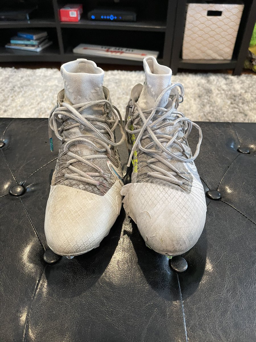 jen_sennett's tweet photo. @Nike can you tell which shoe was worn less than a dozen times (only outdoors once) vs the pair that was worn an entire year, mostly outdoors? This is ridiculous! $130 cleats should NOT be falling apart like this! #lacrosse #whereisyourQA #dobetter #youshouldbeembarrassed https://t.co/xqaJztgl7b