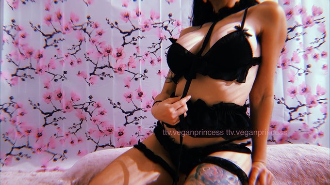 🎀Look at this cute ass set my gf gave me🎀 https://t.co/Tmrdw32H9H