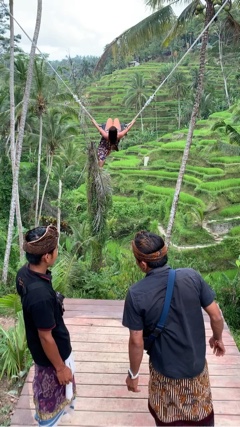 vaneschramm's tweet photo. Dica do dia: Usar shortinho embaixo do vestido quando for no balanço de Bali! 😅 #bali #indonesia  #travel #vacation #fun  https://t.co/LNYBfYREVd https://t.co/mikFUpiDvA