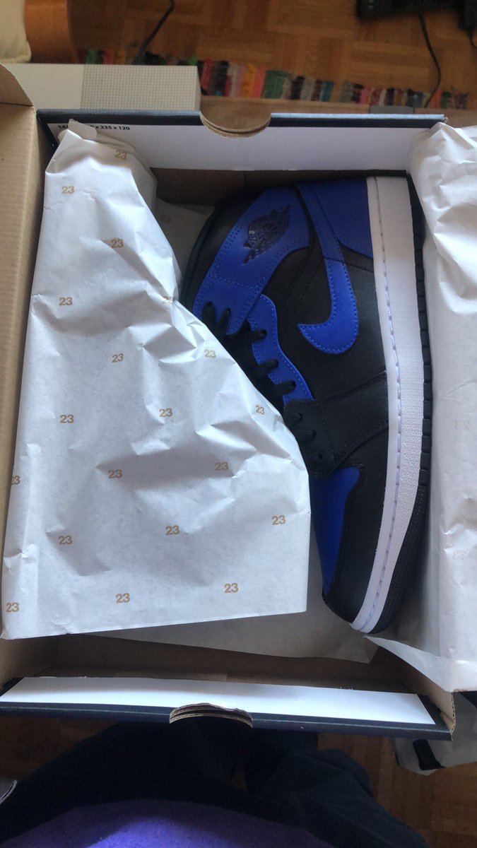 club_contrast's tweet image. Been buying more &amp;amp; more Jordan 1 mids recently, how do you guys feel about mids? Like &amp;amp; Comment Below for the chance to win a free Supreme sticker🔥