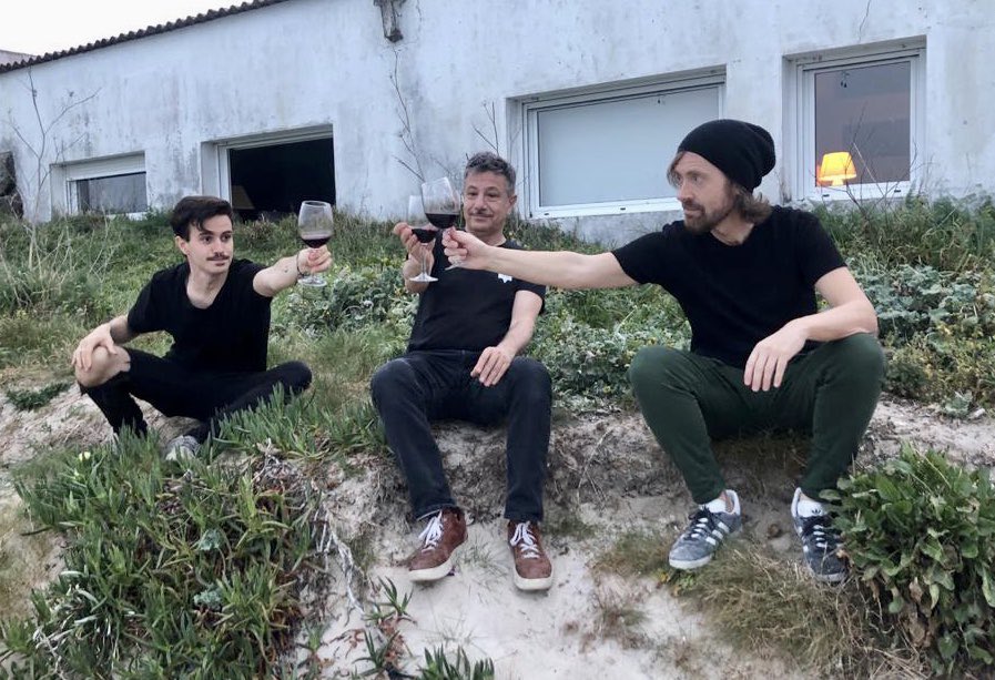 budino_music's tweet photo. Primeiro encontro de “DIARIO DE NAVENTES”
🌺Budiño & Novoa🌺
@budino_music @Pablonovoamusic #FizNovoa @ou_elena
#nauticodesanvicente #budiño #pablonovoa #fiznovoa #elenasalgado #músicagalega #galicia #galiza #músicaendirecto https://t.co/ONZtvJALAm