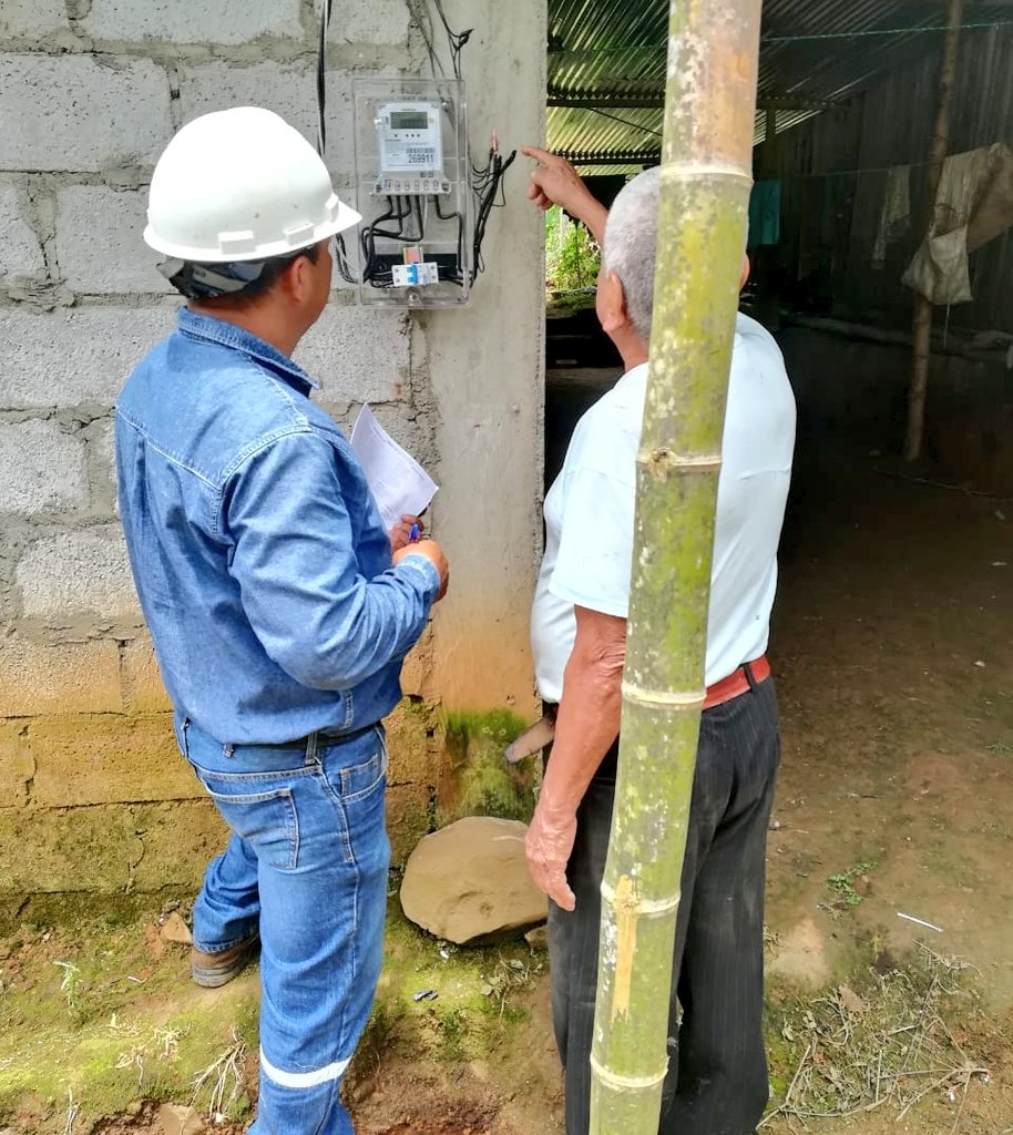 eerssaoficial's tweet photo. #124AñosEERSSA 🎉 |¦ ¡Llegamos a más sectores! Nuestro personal operativo visitó la comunidad de Vicentino, cantón Puyango con el fin de colocar un nuevo servicio de medidor, Santos Rogel, morador beneficiado, agradeció a la EERSSA por llegar a su sector.

#JuntosEcuador 🇪🇨 https://t.co/WhkDsELc4p