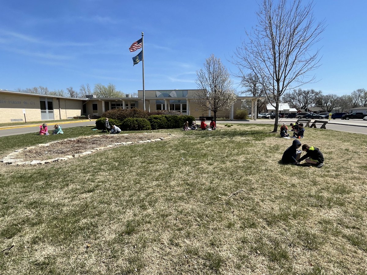 Mrs_RBerns's tweet photo. It was a beautiful day for a math Easter egg hunt! The kids did an awesome job working together to solve problems reviewing time, counting tens &amp; ones, and + &amp; - groups of ten. #abilene5starschools #iteach1st https://t.co/sf1jxepZau