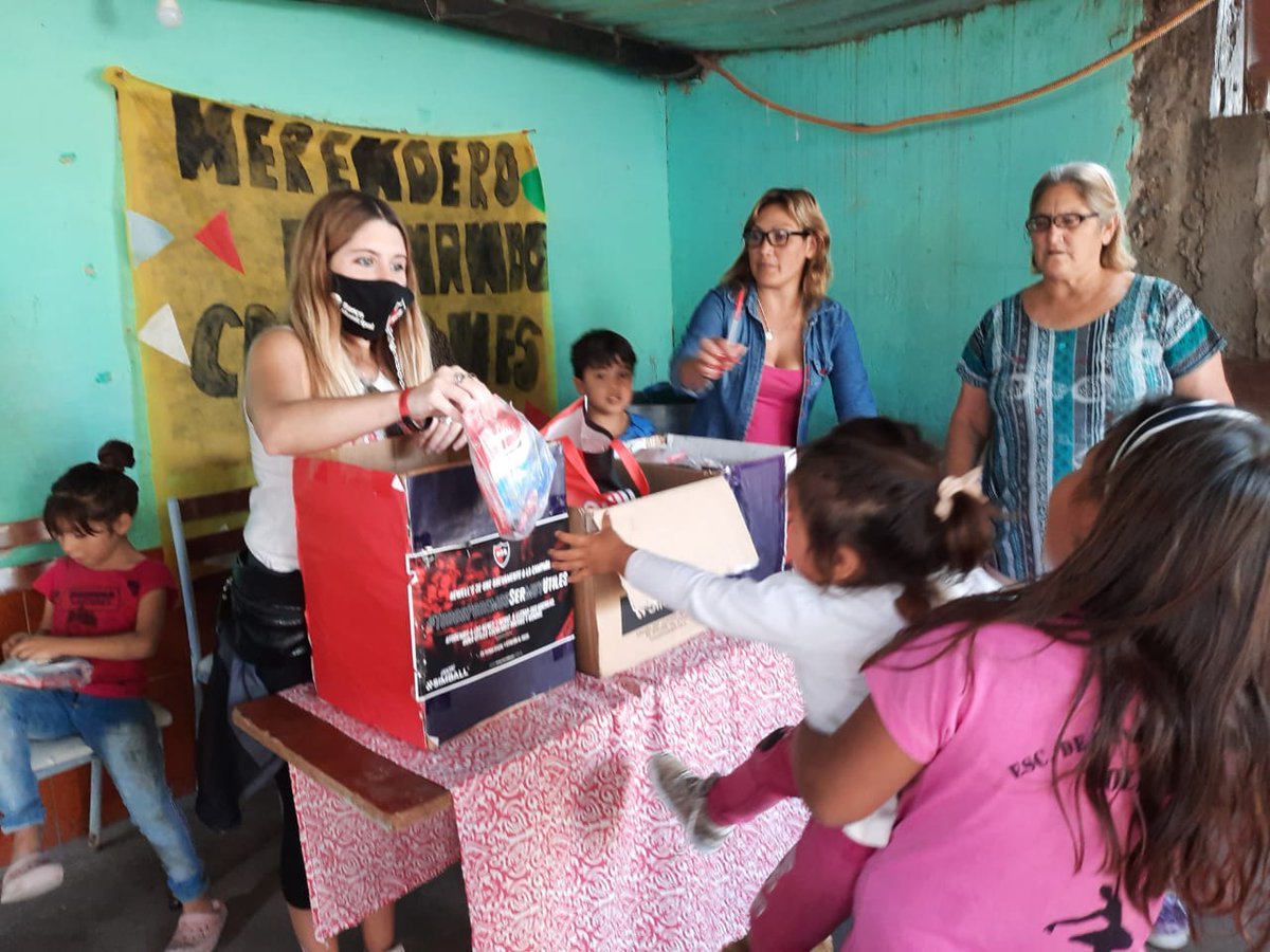 5ta. Campaña "Todos podemos ser muy útiles". Hoy en el Merendero llenando corazones junto a la Filial de Perez se repartieron útiles escolares, y regalitos leprosos. Gracias <a href="/La26NOB/">La2DeJunio</a> por acompañarnos todos los años.