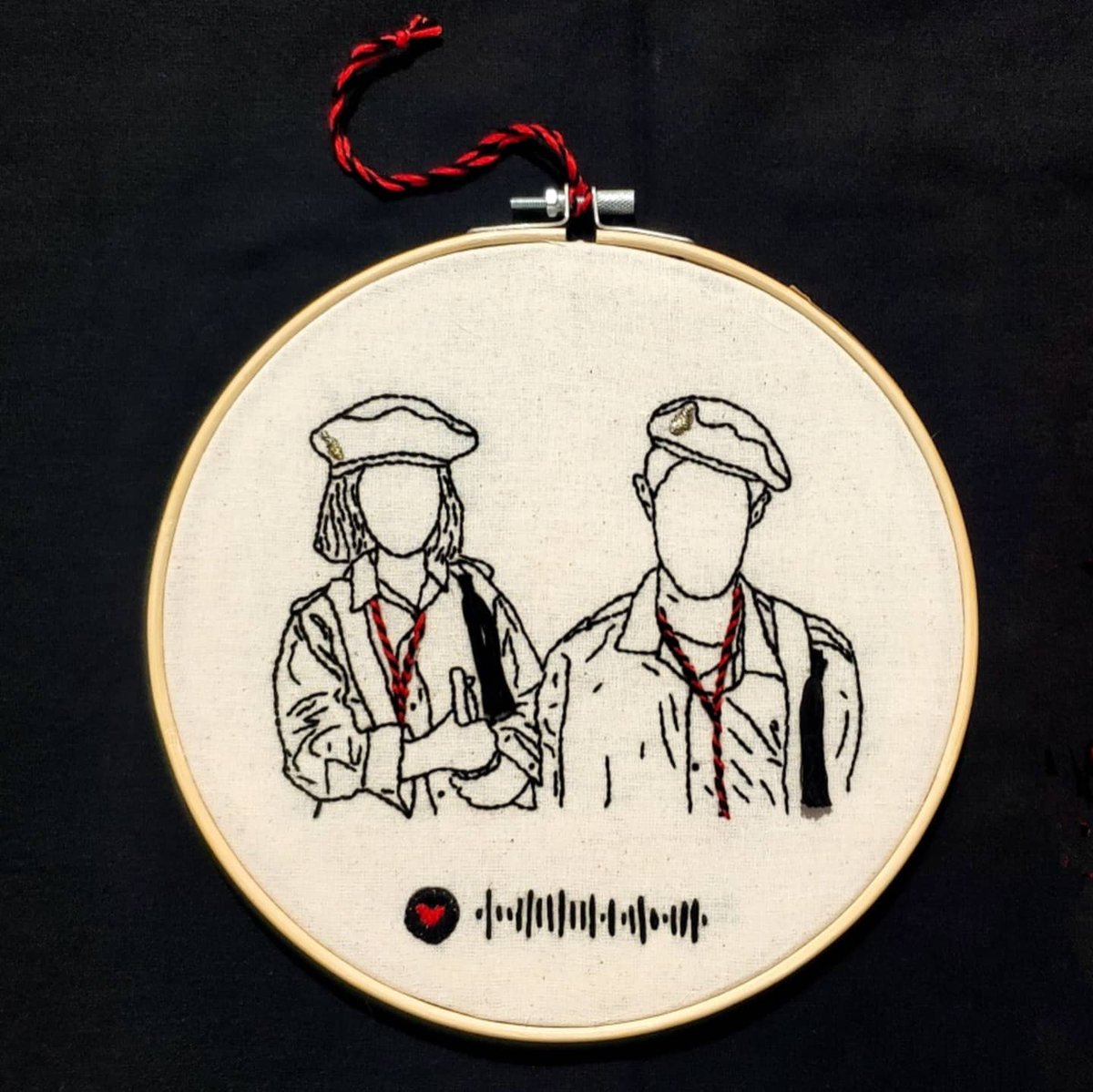 sararello's tweet photo. Bordado de silueta interactivo 🎶 🎺

Encargos especiales para un Jueves Santo diferente❤️🖤
#embroideryart #handmade #sararello #handmadeaddiction #semanasanta
#juevessanto #picoftheday #photography #illustration #andalucia #music #madruga #pasion https://t.co/nDkQm8Io05