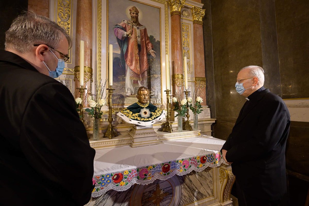 #CardinalErdő has prayed at the side altar of #EmperorKarl's relic, after the #ChrismMass in St Stephen's Basilica, on the 99th anniversary of the Blessed King's death.

⬇️
m.facebook.com/photo.php?fbid…