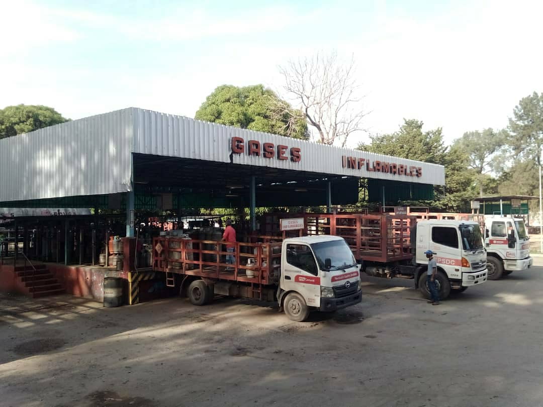 #EnFotos📸  La empresa local Servigas Taguanes, junto al Poder Popular organizado, coordinó la distribución de gas doméstico en 10 comunidades del municipio Ezequiel Zamora, 2 del municipio Ricaurte y 5 del municipio Rómulo Gallegos, garantizando así la optimización del servicio