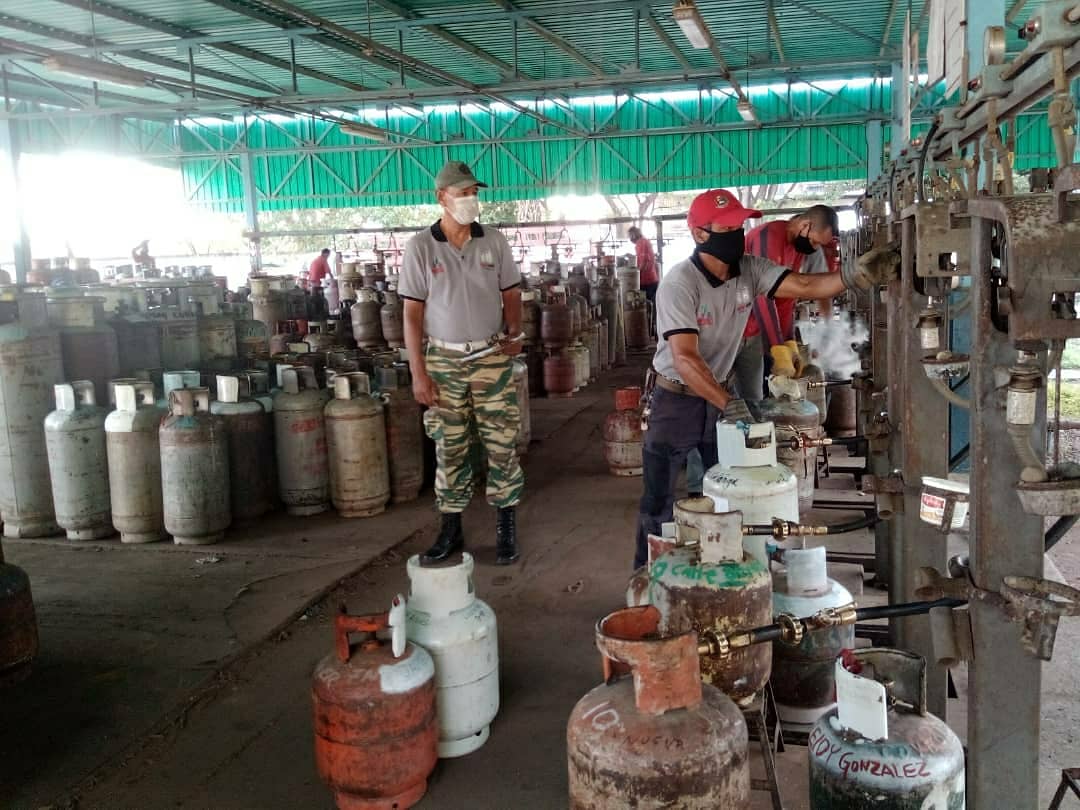 Gob_Cojedes's tweet photo. #EnFotos📸  La empresa local Servigas Taguanes, junto al Poder Popular organizado, coordinó la distribución de gas doméstico en 10 comunidades del municipio Ezequiel Zamora, 2 del municipio Ricaurte y 5 del municipio Rómulo Gallegos, garantizando así la optimización del servicio https://t.co/H2Z3zSlwYs