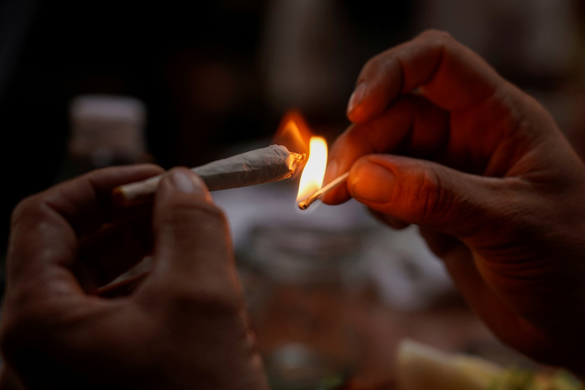 nypost's tweet photo. New York doctors can soon prescribe joints to medical marijuana patients https://t.co/sXLoDGgBrU https://t.co/WOeMsjzzsT