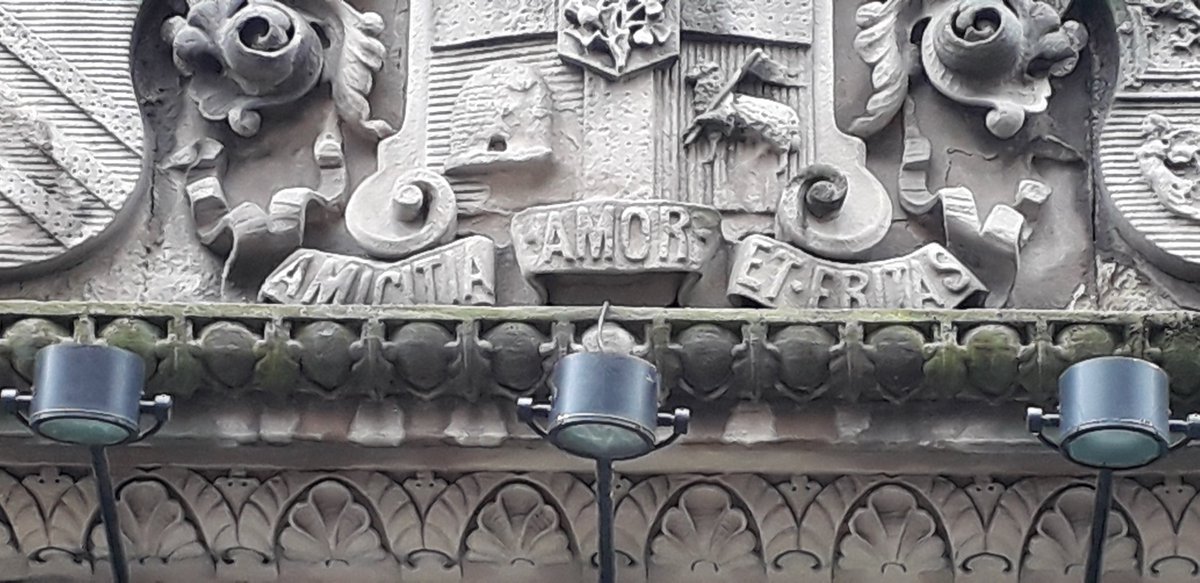 aljaroo1874's tweet photo. #OddfellowsHall #ForestRd #Edinburgh built 1873 for the non- sectarian/political orders meeting place. Female &amp; Child centerpiece representing Charity. 3 more females rep Faith Hope &amp; Charity also in Latin below
AMITICIA AMOR ET ERITAS https://t.co/FqX04L9cCr