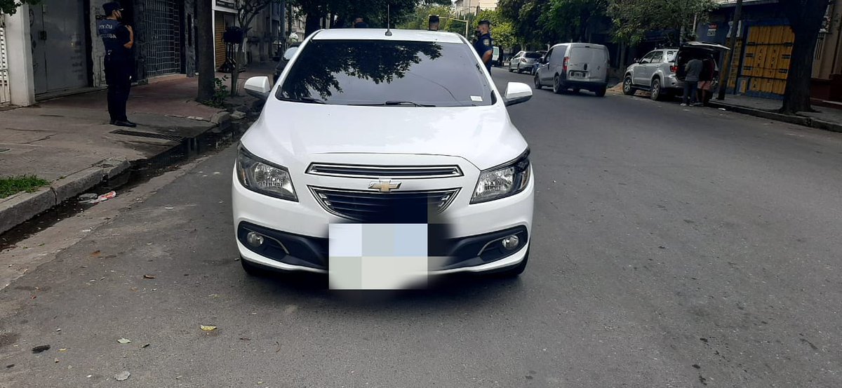 PoliciaCbaOf's tweet photo. Tras un patrullaje preventivo en B° #Cofico, personal del #CAPIX aprehendió a un hombre que se conducía en un automóvil Chevrolet Onix. En el procedimiento se secuestró una suma de dinero, varios teléfonos celulares, el vehículo mencionado, entre otros elementos. https://t.co/XzgmMApPov