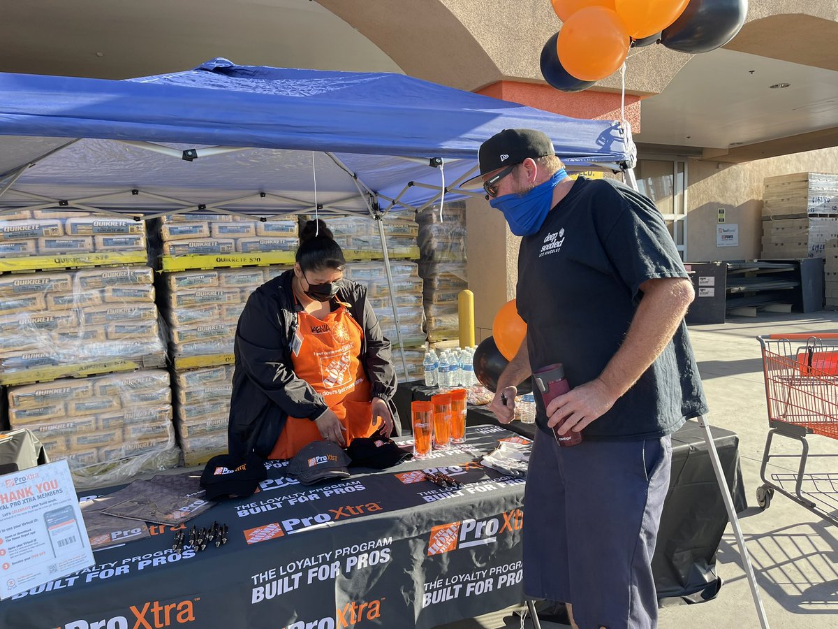 6855Home's tweet photo. PRO Appreciation Day! Pro DS  Kenia &amp; Pro team handing out swag &amp; PRO Xtra info.  Great time thanking our PRO Customers. https://t.co/taJ4Ga8TLI