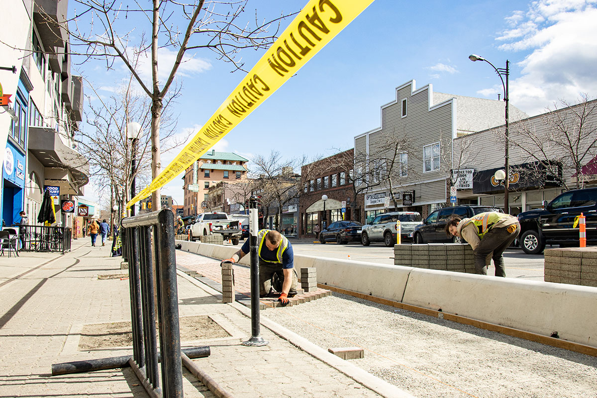 cityofkamloops's tweet photo. This outdoor patio extension stretches 180 ft (55m) from Pizza Pi all the way to Casa Azul. 

On the North Shore, the City will construct a 20m long sidewalk extension to permit Bright Eye Brewing to utilize the existing city sidewalk for outdoor seating. #Kamloops #YKAStrong https://t.co/pi5FpRwU3R