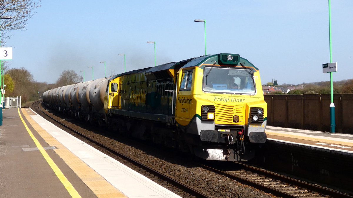 TrainmanTrotter's tweet photo. New video is finally up! Plenty of action from Tamworth, link below so like share and sub! Big thanks to @RealtimeTrains
And @railcamlive for all the info that helps me massively with captions @FreightmasterUK @CharterRail @nodrogvlogs @Rail_2_Rail
https://t.co/cPleRtU8gZ https://t.co/yDzx7uTTHl