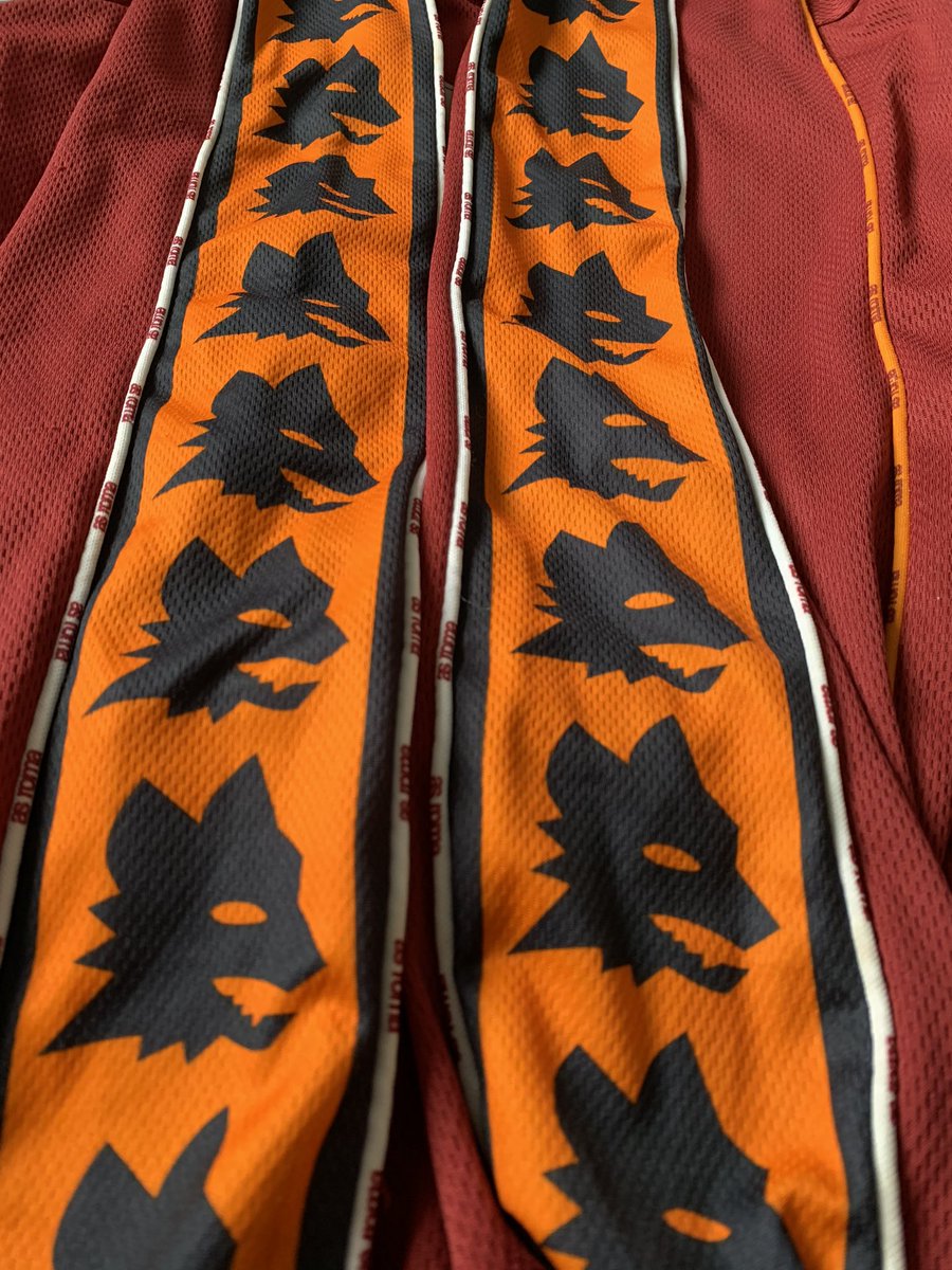 FutbolShIrTALIA's tweet photo. ♦️🐺🐺🔶ᖇOᗰᗩ 1998/99🔶🐺🐺♦️

I can’t tell you how long I’ve been searching for this in long sleeve. These are without any doubt the greatest sleeves ever seen on a footy shirt - thank you @davidhicks for your designs!
I’m totally stoked. @ASRomaEN https://t.co/BWGsLR28VN