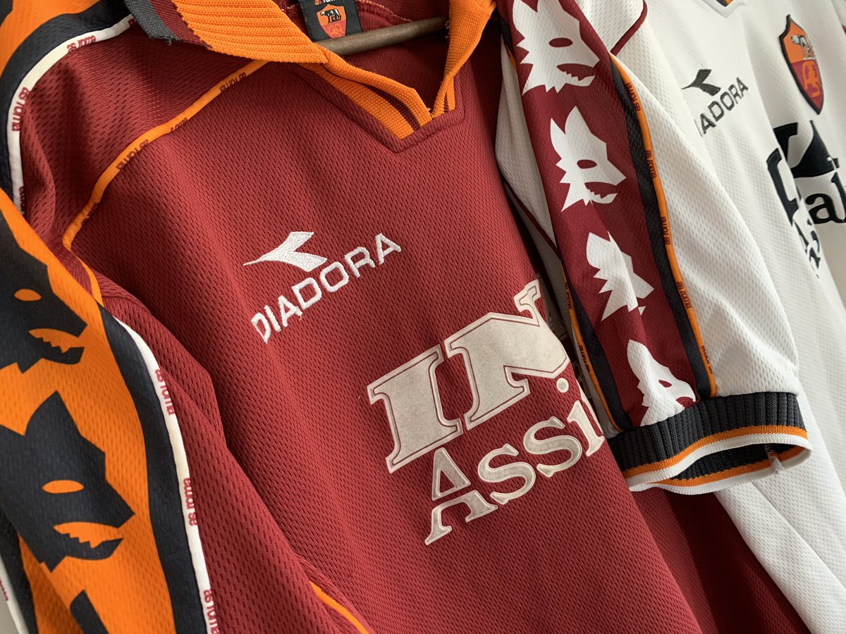 FutbolShIrTALIA's tweet photo. ♦️🐺🐺🔶ᖇOᗰᗩ 1998/99🔶🐺🐺♦️

I can’t tell you how long I’ve been searching for this in long sleeve. These are without any doubt the greatest sleeves ever seen on a footy shirt - thank you @davidhicks for your designs!
I’m totally stoked. @ASRomaEN https://t.co/BWGsLR28VN