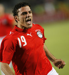 fifacom_ar's tweet photo. توج مع منتخب مصر 🇪🇬 مرتين بكأس أفريقيا 2006 و2008 🏆

🤔 ما هو الهدف الذي سجله المهاجم القوي وبقي محفوراً في ذاكرتك؟ 

🥳 عيد ميلاد سعيد عمرو زكي الذي يحتفل اليوم بعيد ميلاده الـ38 🎉🎊🎁 https://t.co/veE0nN8X6n