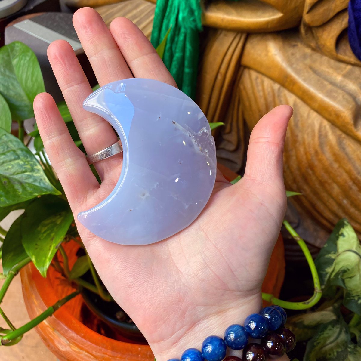 jesusybuddha's tweet image. Estamos súper enamoradas de esta Luna que nos ha llegado de #Calcedonia en uno de nuestros últimos pedidos de #Cristales. 

Esta piedra armoniza tu #cuerpo, #mente, #pensamientos y #sentimientos con tu m.facebook.com/story.php?stor…