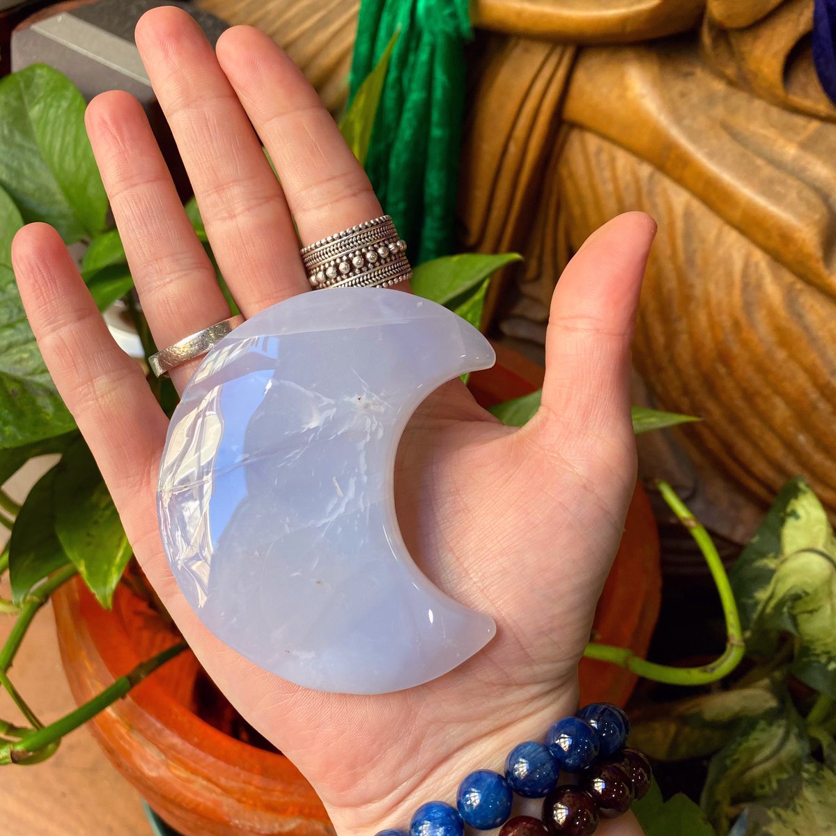 jesusybuddha's tweet image. Estamos súper enamoradas de esta Luna que nos ha llegado de #Calcedonia en uno de nuestros últimos pedidos de #Cristales. 

Esta piedra armoniza tu #cuerpo, #mente, #pensamientos y #sentimientos con tu m.facebook.com/story.php?stor…