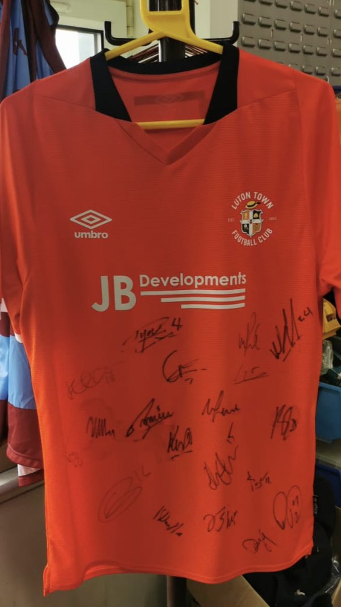⚒GIVEAWAY⚒

We’ve a fantastic <a href="/LutonTown/">Luton Town FC</a> shirt to win signed by their current squad. A huge thank you to local lad &amp; top baller <a href="/CornickH/">Harry Cornick</a> for organising 👏🏻

For a chance to win, give us a ‘FOLLOW’ &amp; ‘RETWEET’ this post!

Entry closes Sat 3rd April 11am ⚒#ltfc #hatters