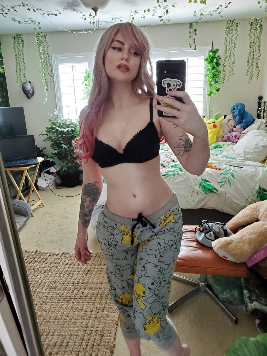MaraJade__Sith's tweet photo. OMG I  DO own pants!!  LOL https://t.co/tppq21ilCj