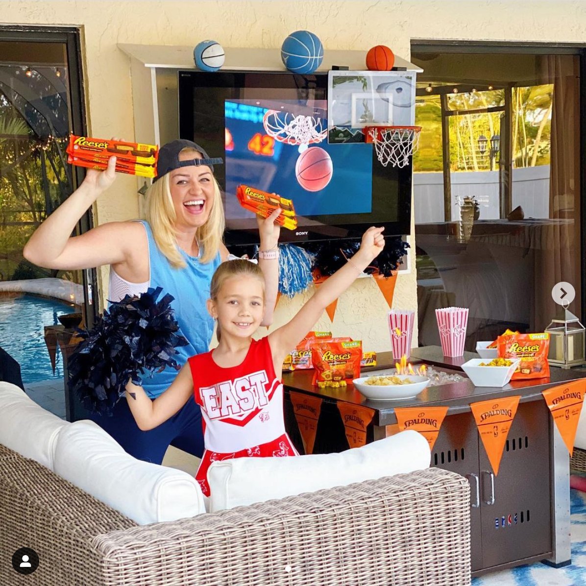 DonnaChaffins's tweet photo. I’m really loving this sweet outdoor game-day setup that @modernbocamom is enjoying! #ad Pairs great with NEW @Reeses Big Cup with Pretzels. #BiteIntoThisMadness #FoundAtWalmart https://t.co/xro3rJRaK6 https://t.co/LKKvrPbVZP