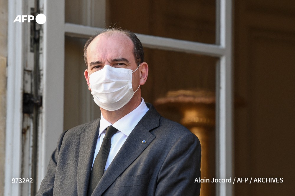 afpfr's tweet photo. Les assistantes maternelles ne pourront plus accueillir d'enfants pendant trois semaines, "en cohérence avec les crèches", a affirmé à l'#AFP @Matignon. Certaines continueront cependant à accueillir "les publics prioritaires", dont la liste est en cours d'arbitrage https://t.co/E6J4jSmyz9