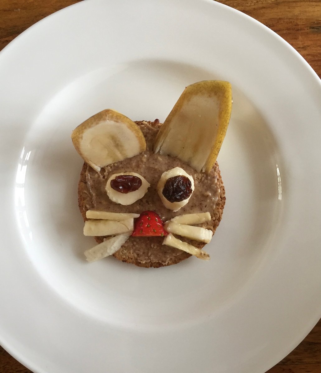SLBFamilyNutr's tweet photo. 🐣 Easter Snack 🐣
 
You need:
1 Oat cake
Smooth nut butter
Banana 
Strawberry
Raisins 

Put together for a cute bunny face. Obvs make sure little ones don’t eat the banana skin here! 

A pretty balanced snack here with wholegrain fibre, protein 🥜 and fruit 🍌 

Enjoy https://t.co/PXnEFNTCti