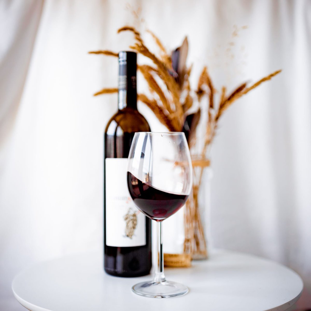 AMonastique's tweet photo. Jeudi Saint, la toute première messe! 
A cette occasion, voici un vin rouge rond et fruité aux délicats arômes de fruits rouges et d'épices, fruit du travail des sœurs bénédictines de l'abbaye Notre-Dame de Fidélité de Jouques.
Belle montée vers Pâques avec l'Artisanat Monastique https://t.co/FiZxGtTrA0