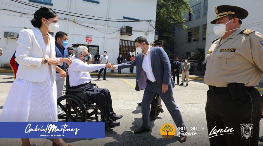 ¡Excelentes noticias! 
Hoy, miembros de la <a href="/PoliciaEcuador/">Policía Ecuador</a> recibirán la primera dosis de la vacuna contra el #Covid_19. 
Nuestro compromiso como Gobierno Nacional es cumplir con todos los ciudadanos. Empezamos con los actores de la primera línea. 
#PlanVacunarseEC
