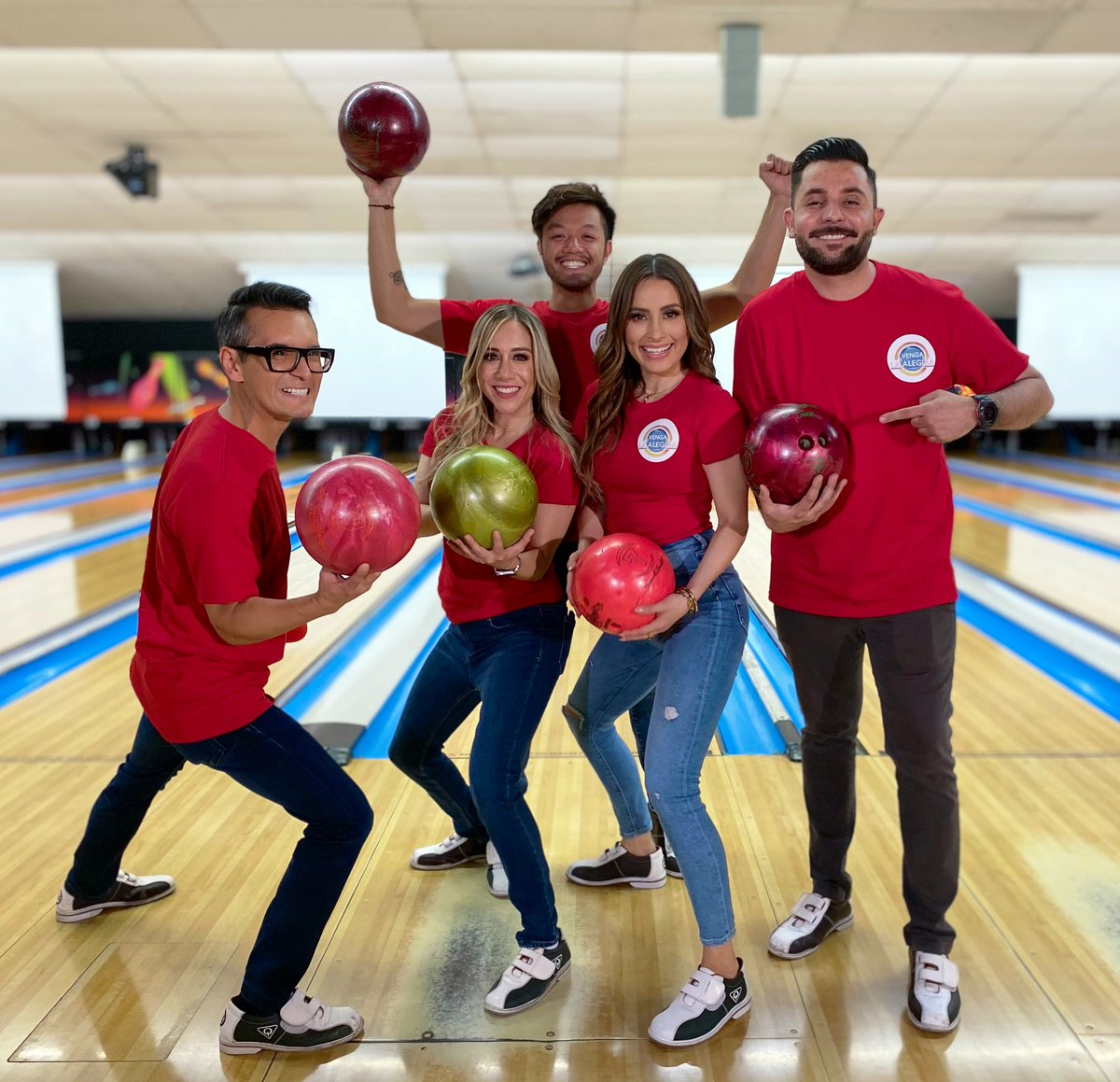VengaLaAlegria's tweet photo. ¡El equipo favorito es el ganador del torneo de boliche del #SinPalabrasVLA! 🎊🔴🎉🎳📺 #JuevesColosal https://t.co/U2eIyzOcBP