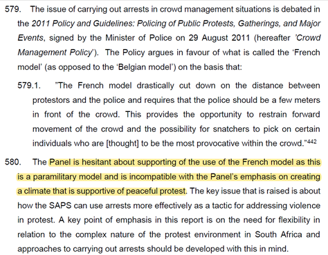 Le maintien de l'ordre à la française est "un modèle paramilitaire", "incompatible un climat favorisant des mobilisations pacifiques". 
Voilà ce qui est écrit dans un rapport officiel de l'Afrique du sud sur le massacre de Marikana en 2012, où la police a tué 34 mineurs en grève.
