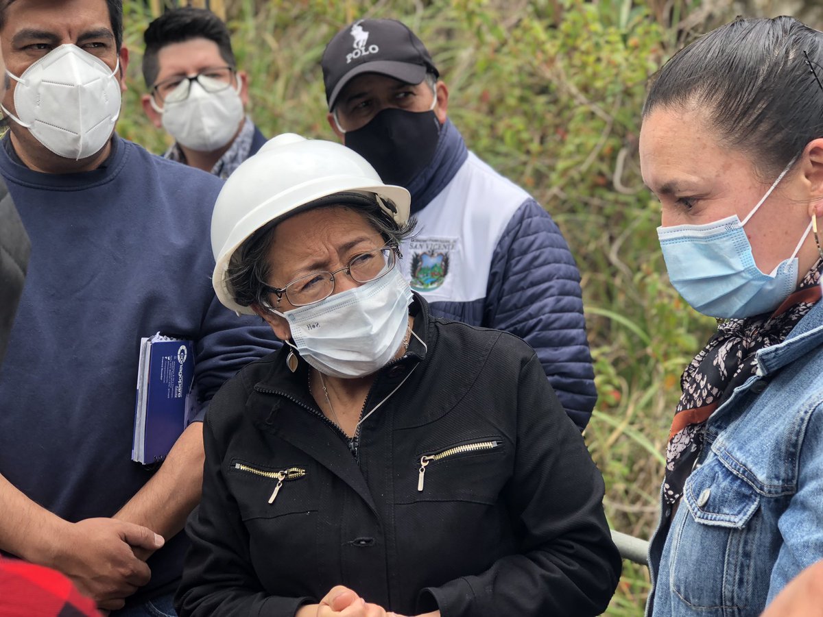 MendezAzuay's tweet photo. Junto a mi equipo técnico, Jhanet Garzón de @Azuayparroquias y los alcaldes Rigoberto Borja de #ElPan; y Rolando Calle de #SevillaDeOro, realizamos una inspección en el puente de conexión de las comunidades de #Chimul-#SantaTeresita, con el propósito de trabajar... https://t.co/0p5jBU12zC