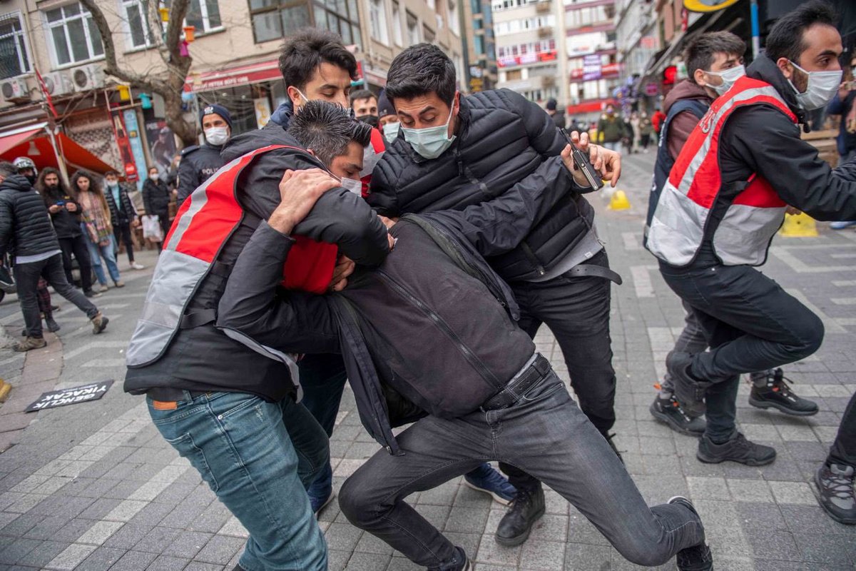 nocontextBOUN's tweet photo. #NefesAlamıyorum 
#ArkadaslarımızıSerbestBırakın 
#DirenişKadıköyde 

Cr: @Kilicbil https://t.co/ONGgPQxfYv