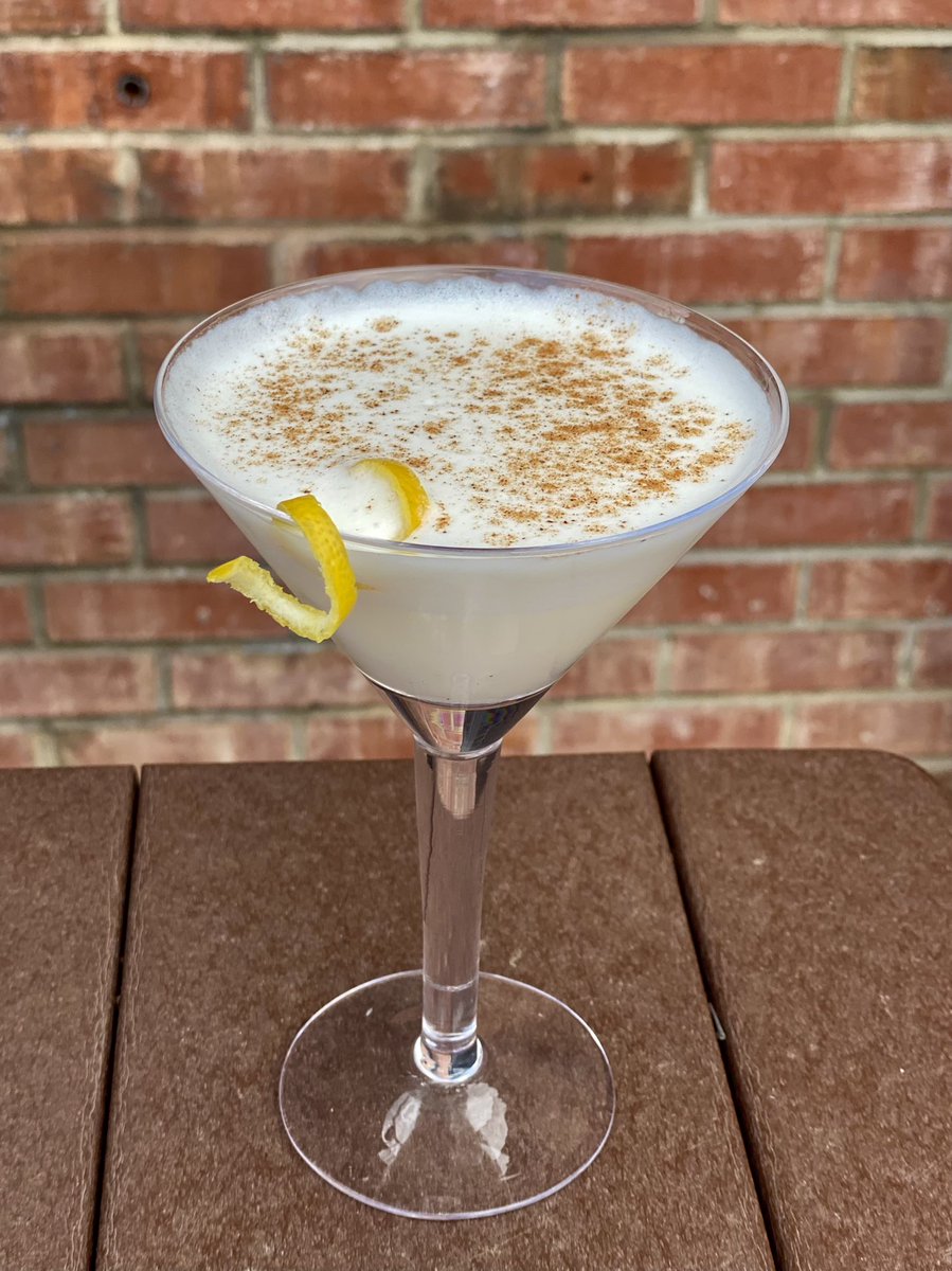 Come and try this week’s feature cocktail! Our “Lemon Cake Martini!” 🍸🍋🍰 Created with limoncello, Frangelico, vanilla, fresh lemon juice, light cream and egg white!