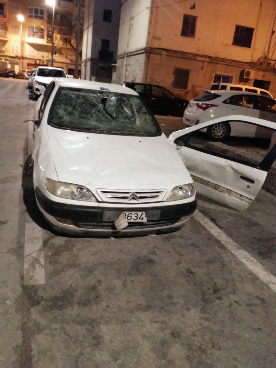 Donpi_4's tweet photo. @policiadepalma @ajuntpalma 
En las viviendas de Camp Redó sigue habiendo coches desmontados y llevo meses mandando correos a policía de tránsito sin éxito.
Por cierto, habéis venido hace un rato a poner multas. Pues bien: las han roto y tirado al suelo y esta noche habrá follón. https://t.co/2OKwaHUy6m