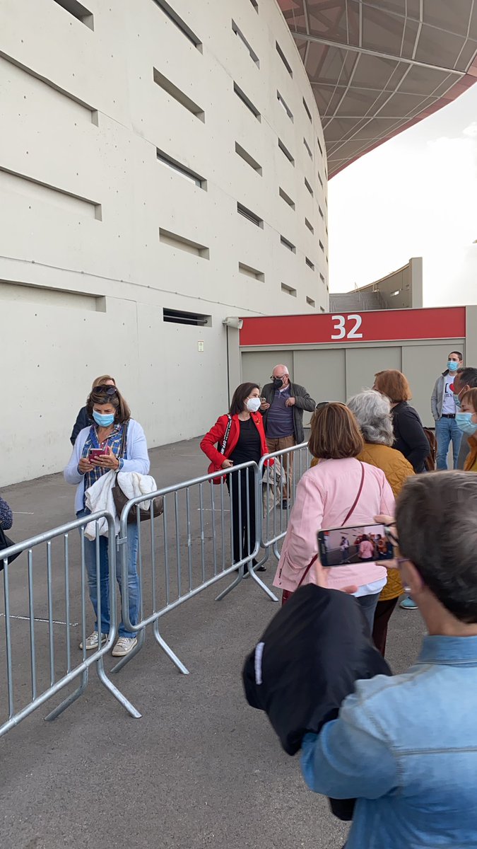 mariosmr's tweet photo. La ministra Margarita Robles haciendo cola para vacunarse @Defensagob Después de @miqueliceta es la segunda ministra del Gobierno en recibir la vacuna @A3Noticias https://t.co/LBGefIkNYV